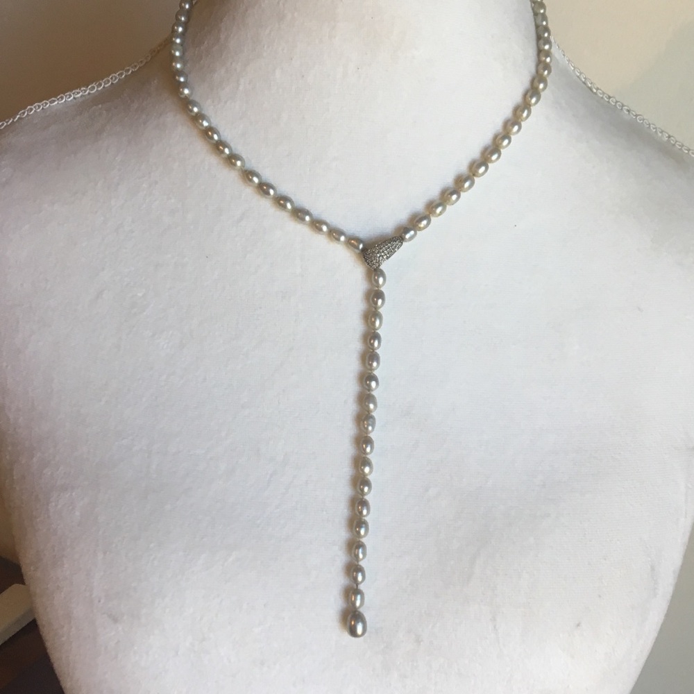 Gray pearl necklace with rhinestone detail